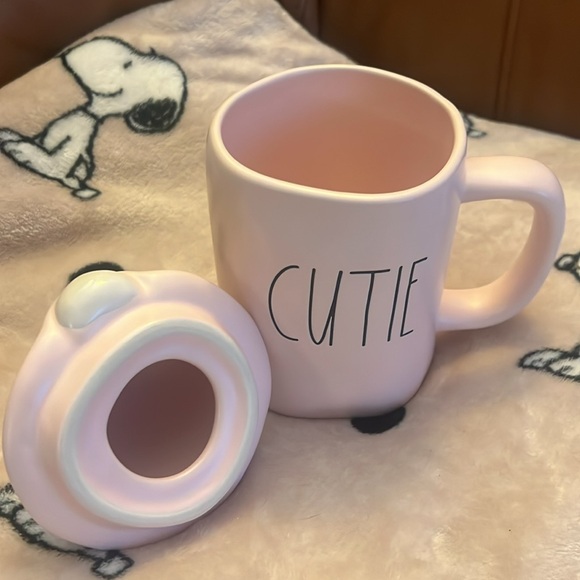 RAE DUNN ‘CUTIE’ LIDDED PALE PINK GNOME MUG NWOT - Picture 2 of 4